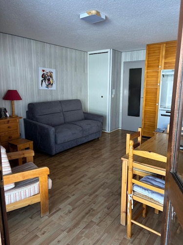 Large studio super sauze on runway.  Pets welcome 