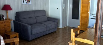 Large studio super sauze on runway.  Pets welcome 