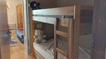 1 slaapkamer, een strijkplank/strijkijzer