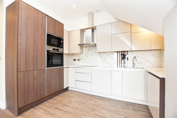 Private kitchen - Osterly Park 1 bed Flat with Balcony (Isleworth)