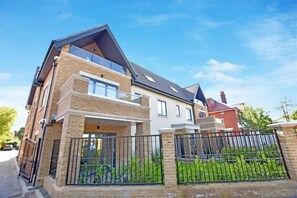 Exterior - Osterly Park 1 bed Flat with Balcony (Isleworth)