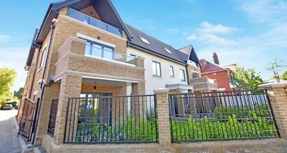 Osterly Park 1 bed Flat with Balcony