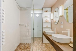 SĂšche-cheveux, bidet, serviettes fournies, savon