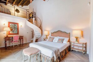 3 bedrooms, desk, iron/ironing board, travel crib - Timeless Charm in Trastevere Luxury Residence with Enchanting Courtyard (Roma)
