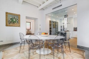 Dining - Timeless Charm in Trastevere Luxury Residence with Enchanting Courtyard (Roma)