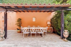 Outdoor dining - Timeless Charm in Trastevere Luxury Residence with Enchanting Courtyard (Roma)