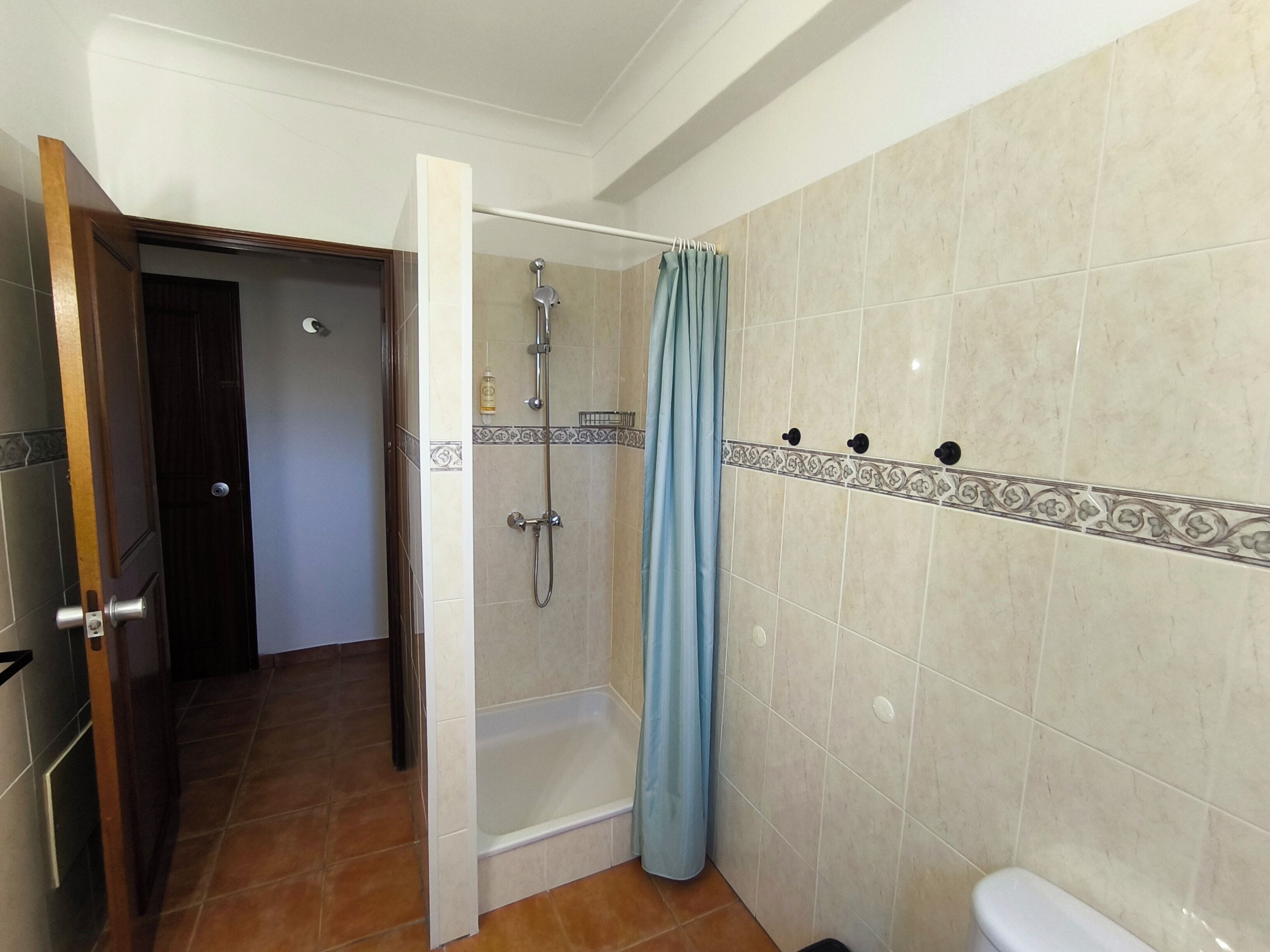 Ein Badezimmer mit Dusche, Toilette und Badewanne.