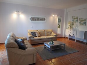 Studio Suite, Non Smoking, Garden View | Ruang tamu | 32 inci televisyen LED dengan kabel 