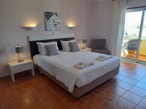 Room, 1 Bedroom, Non Smoking, Private Bathroom | Peralatan tempat tidur hipoalergenik, peti besi dalam bilik 