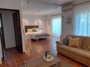 Studiosuite, ikke-røyk, hageutsikt | Allergitestet sengetøy, safe på rommet og blendingsgardiner