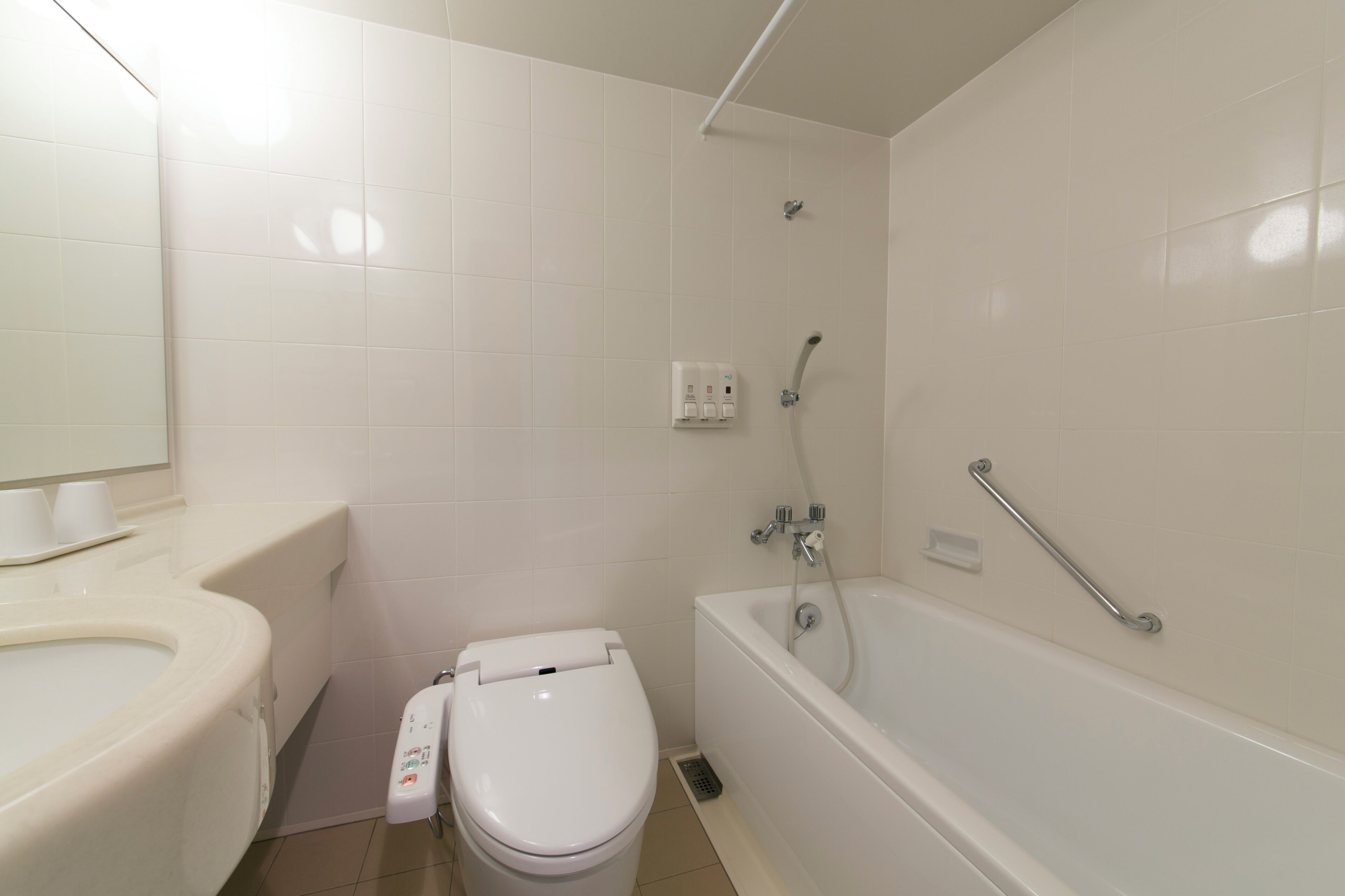 A bathroom with a toilet, sink, and bathtub.