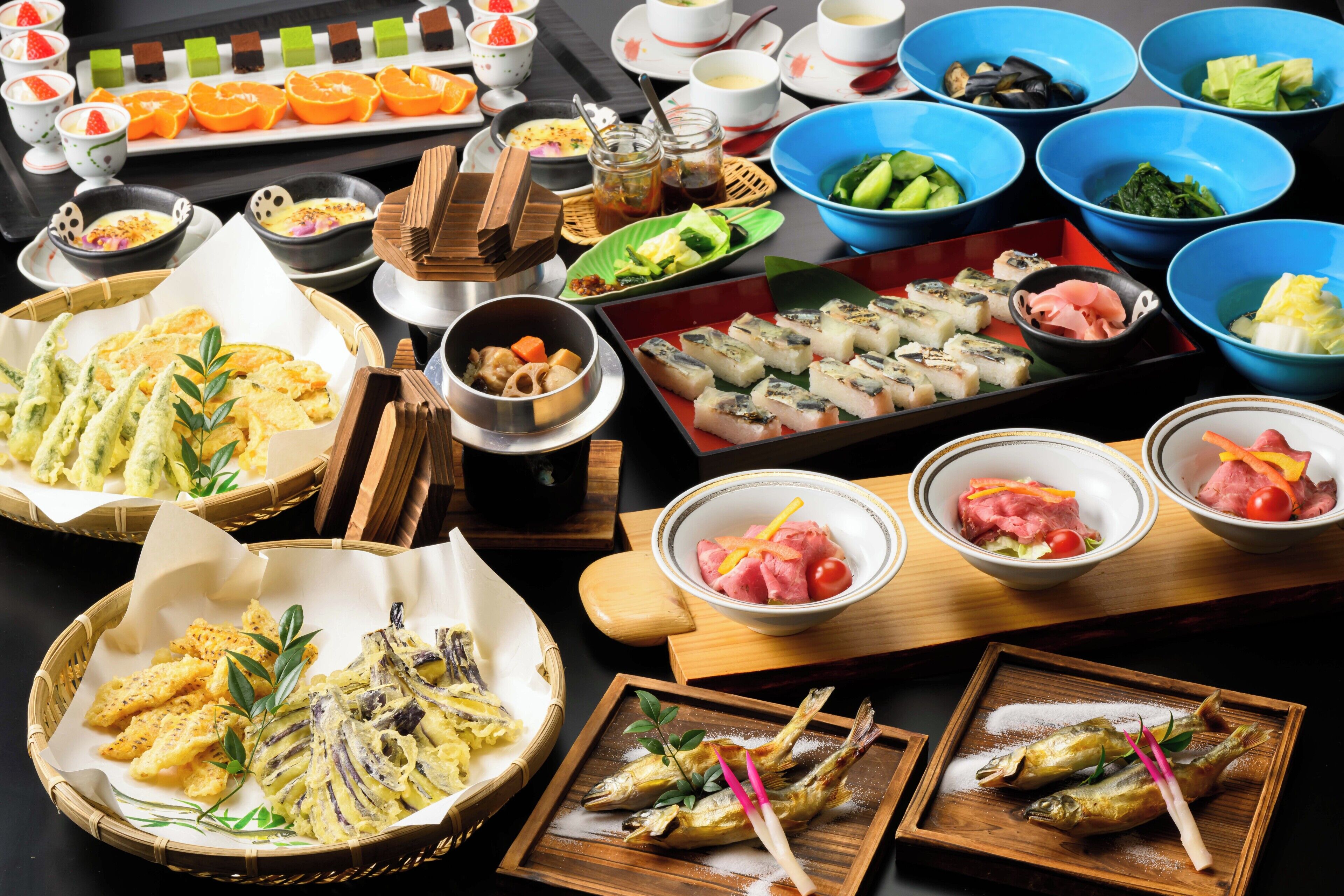 Une variété de plats japonais, notamment des sushis, des sashimis et des tempuras.