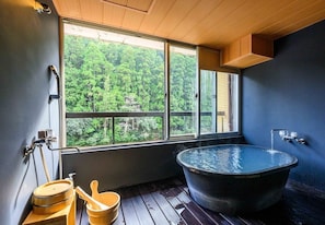 Quarto duplo, sauna seca, vista para o rio (Private External Bathroom) | Banheiro | Chuveiro/banheira combinados, produtos de toalete grátis