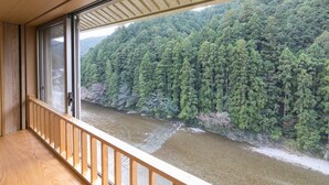 A room with a view of a river and forest. - Sansuikan Kawayu Midoriya (Tanabe)