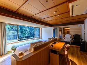 Quarto duplo, sauna seca, vista para o rio (Private External Bathroom) | Cofres nos quartos, escrivaninha, Wi-Fi de cortesia, roupa de cama