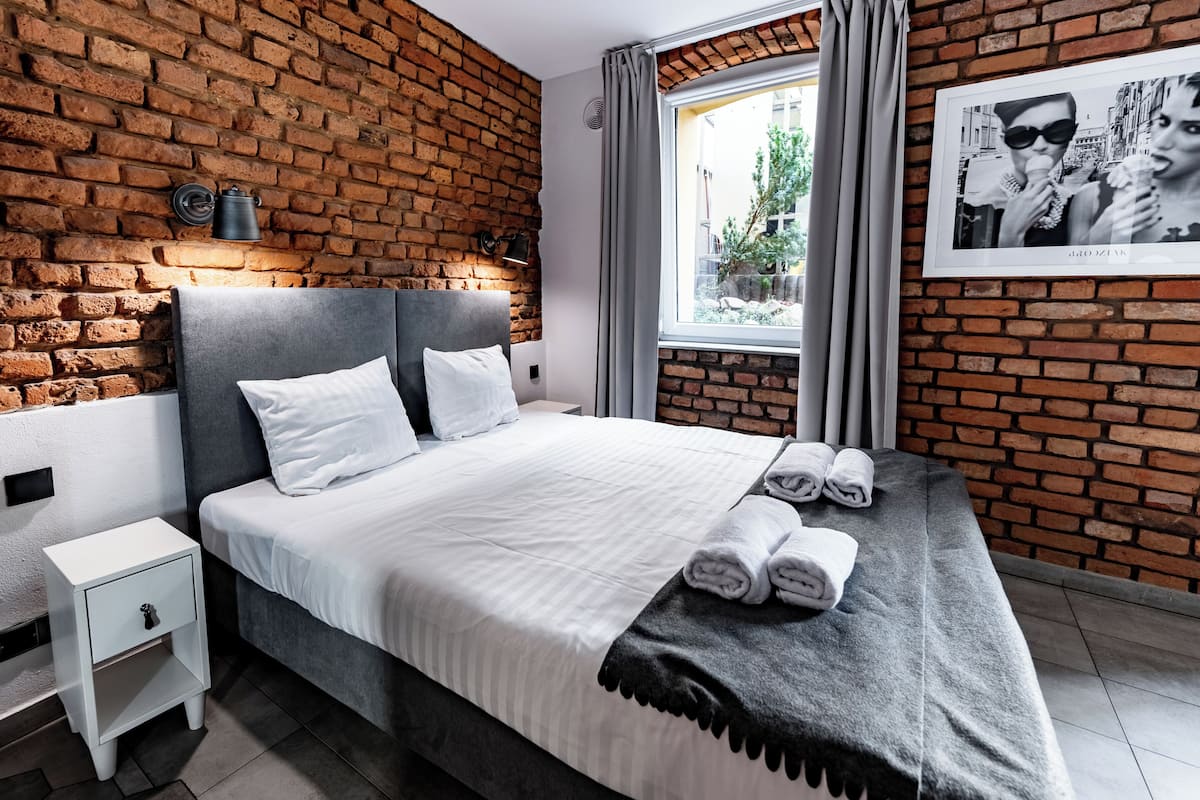 1 habitación, tabla de planchar con plancha, wifi gratis y ropa de cama