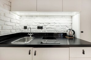 Classic Apartment, 1 Katil Ratu (Queen) | Dapur kecil peribadi | Peti sejuk, dapur, cerek elektrik