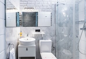 Estúdio clássico, 1 cama Queen | Banheiro | Secador de cabelo, toalhas de banho, sabonete, shampoo