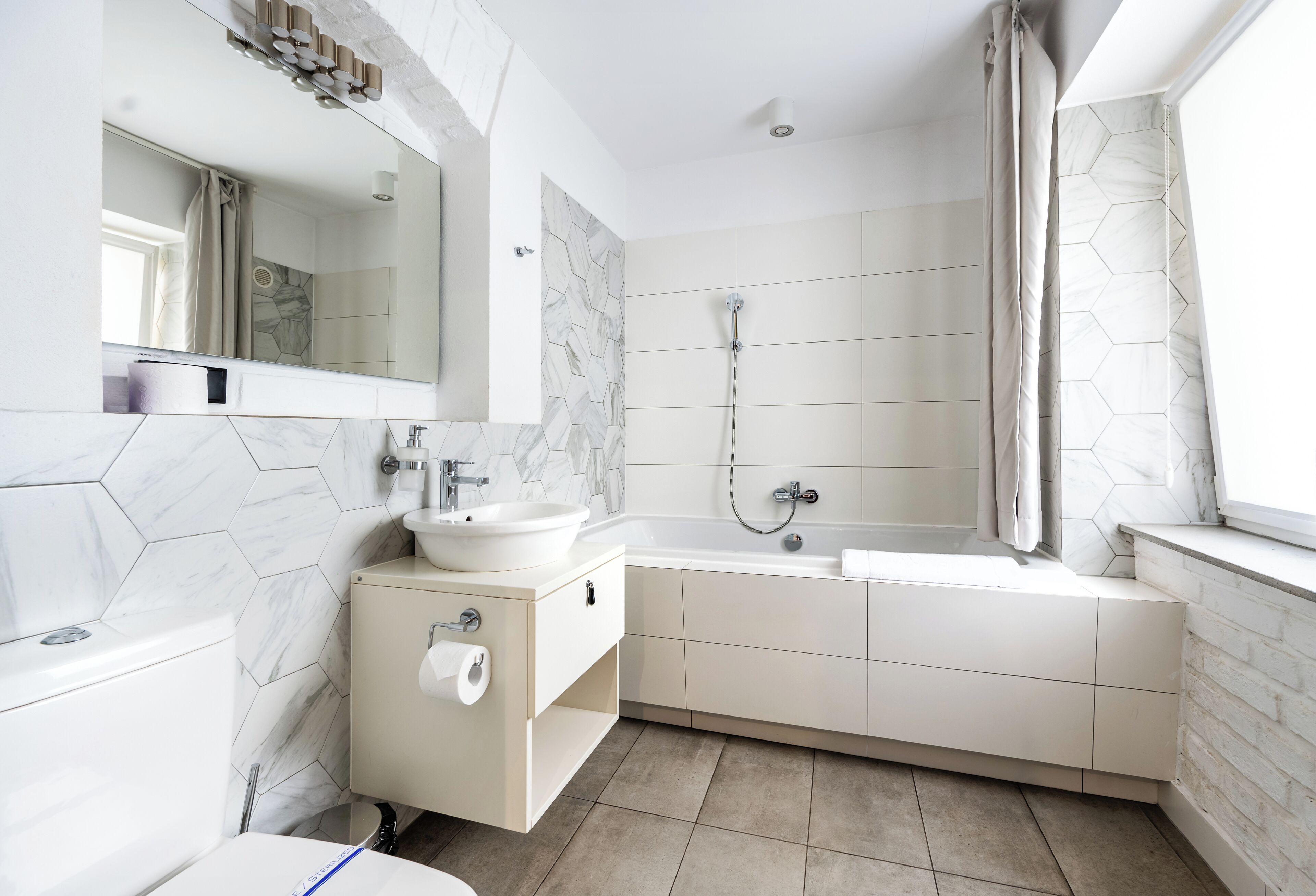 Classic Apartment, 1 Queen Bed | Bathroom | Hair dryer, towels, soap, shampoo