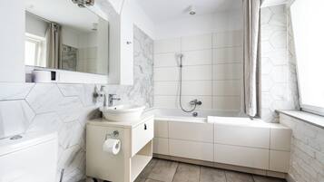 Apartamento clásico, 1 cama de matrimonio | Baño | Secador de pelo, toallas, jabón y champú