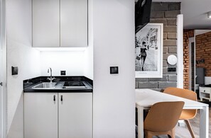 Apartamento clássico | Cozinha americana privada | Geladeira, cooktop, chaleira elétrica