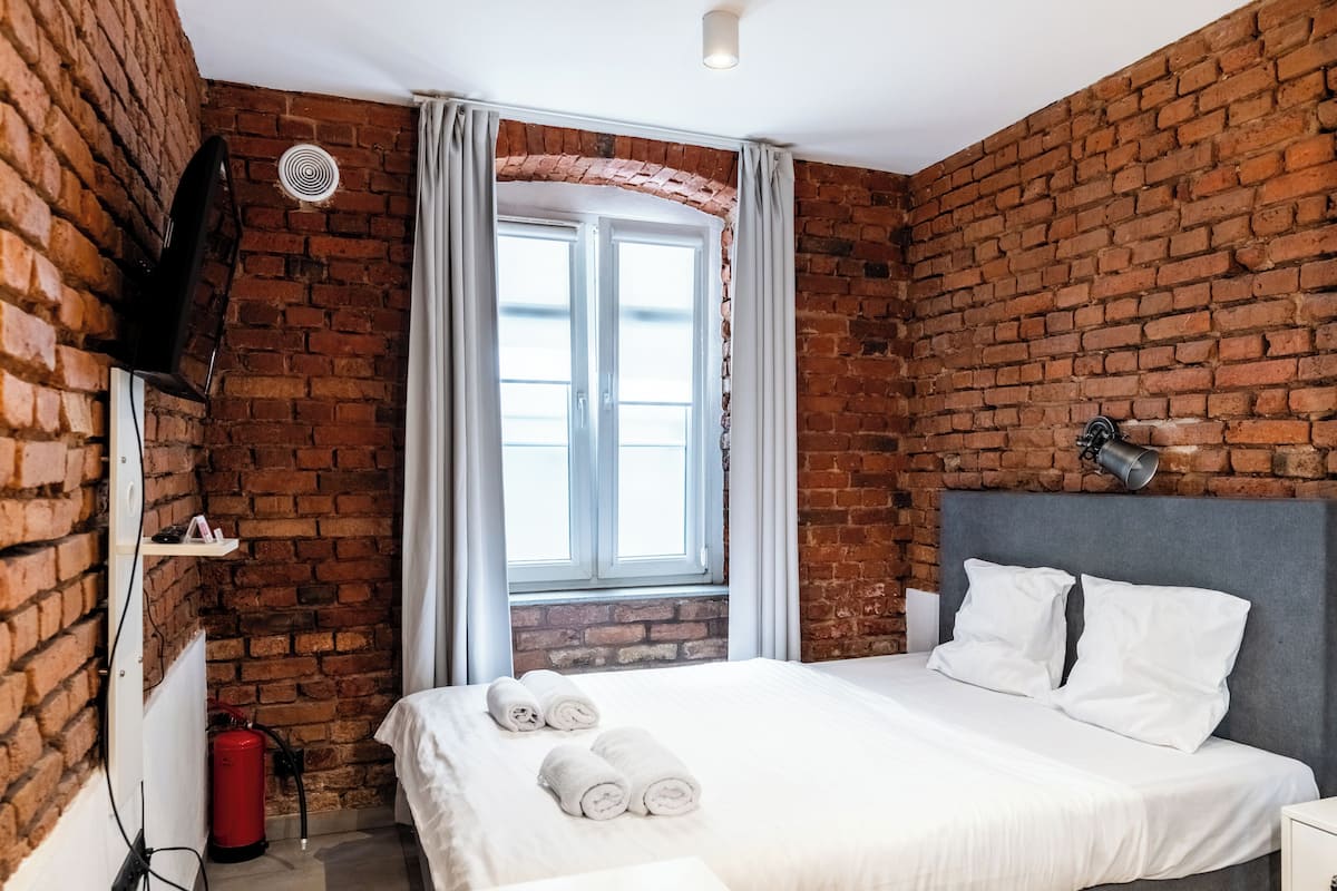 1 habitación, tabla de planchar con plancha, wifi gratis y ropa de cama