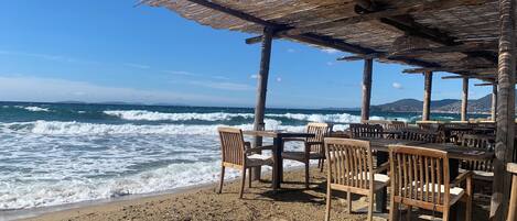 Plage à proximité, chaises longues