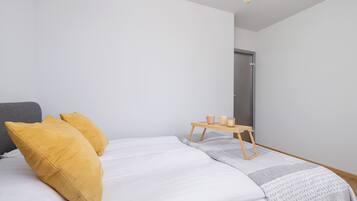 Apartemen, 2 kamar tidur, balkon | 2 kamar tidur, didekorasi berbeda-beda, dan meja kerja