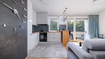 Apartemen, 2 kamar tidur, balkon | Dapur pribadi | Oven, ketel listrik, dan meja makan