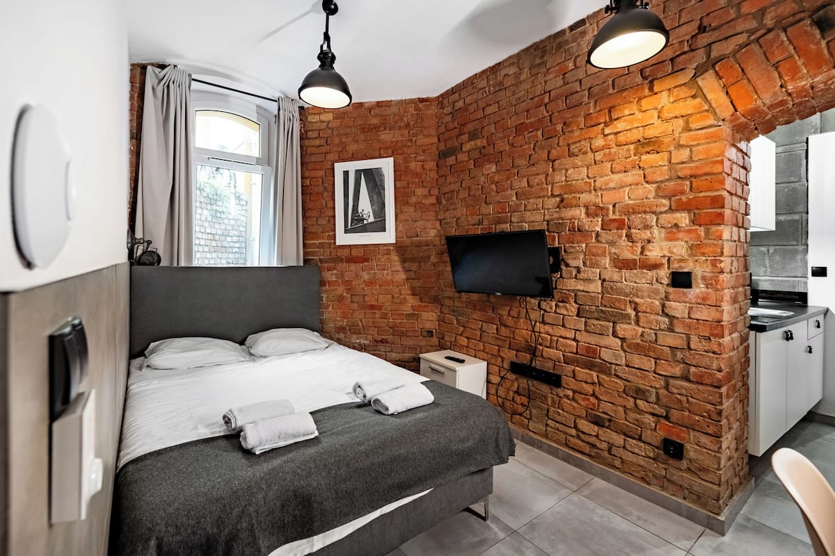 Tabla de planchar con plancha, wifi gratis y ropa de cama
