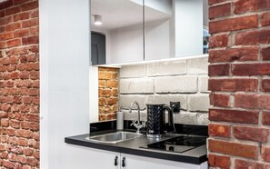 Classic Studio, 1 Queen Bed | Private kitchenette | Electric kettle - RentPlanet - Apartamenty Strzałowa (Poznan)
