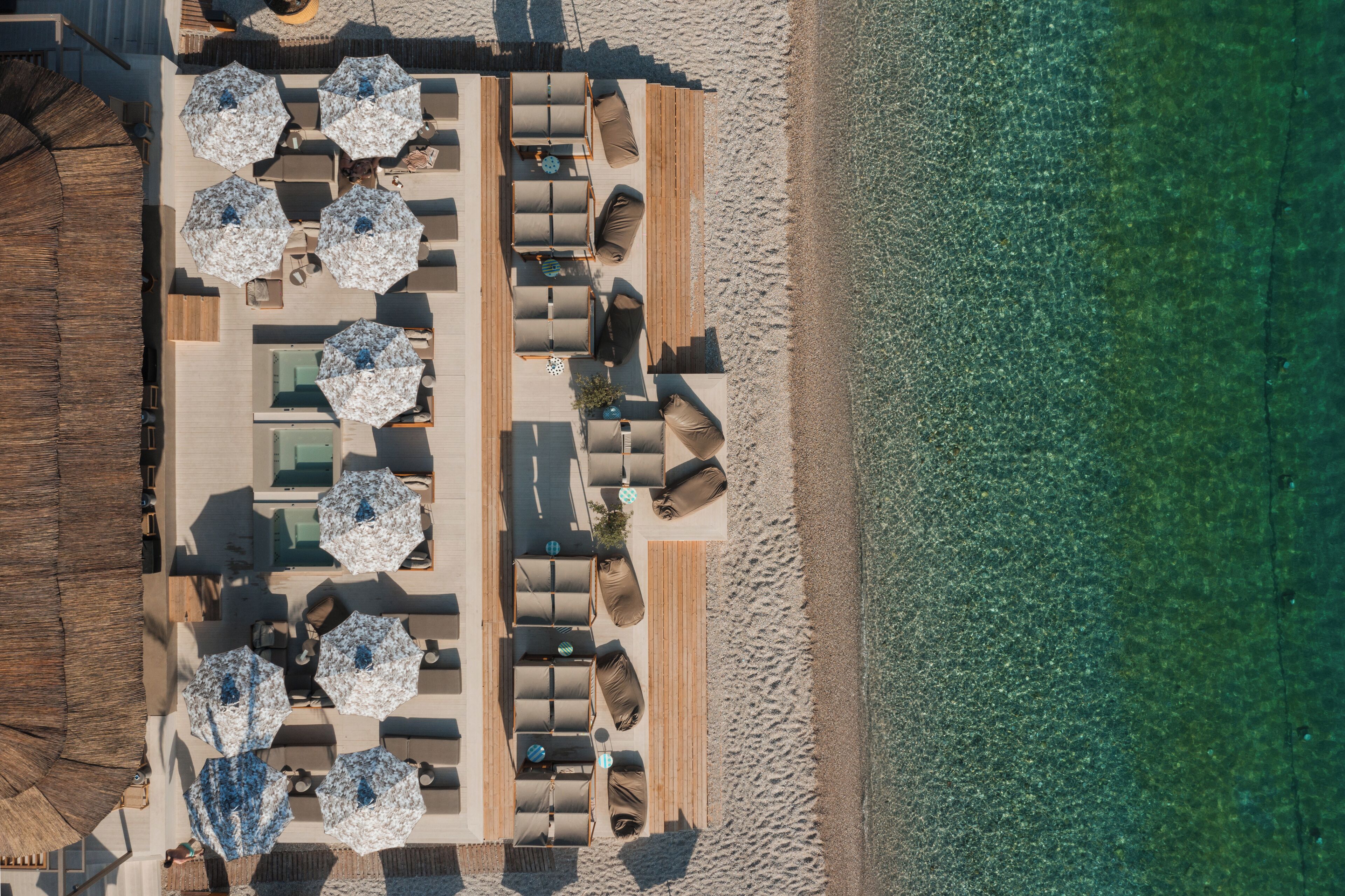 Privatstrand, Liegestühle, Sonnenschirme, Strandtücher