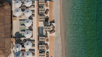 Privatstrand, LiegestĂŒhle, Sonnenschirme, StrandtĂŒcher