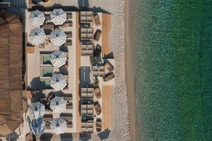 Playa privada, camastros, sombrillas y toallas de playa 