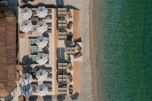 Privat strand, solstolar, parasoller och strandhanddukar