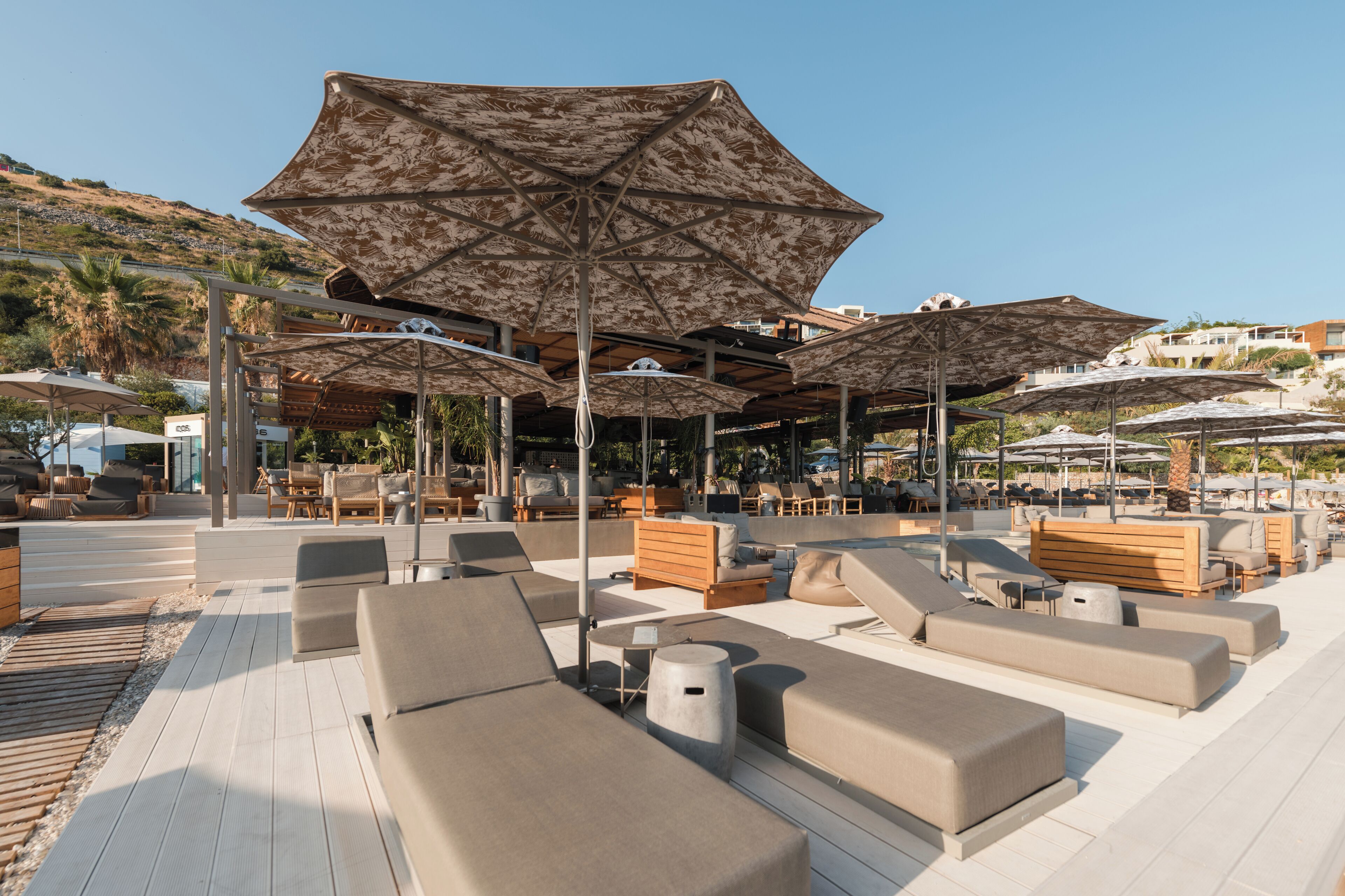 شاطئ خاص، كراسي للتشمس، مظلات الشاطئ، مناشف للشاطئ