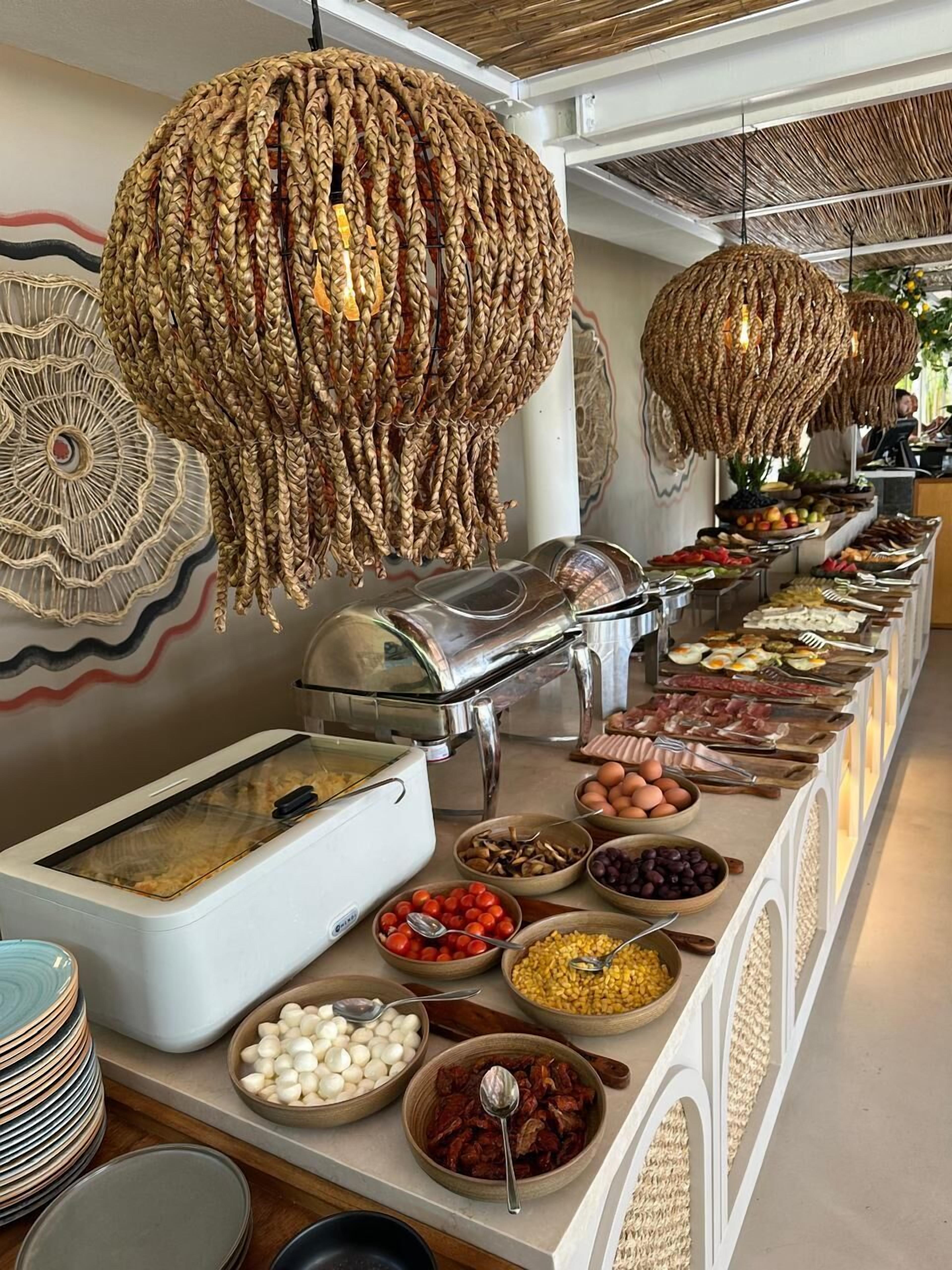 بوفيه فطور مجانًا يوميًا