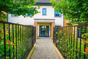 Exterior - Two Bedroom Apartment with Balcony opposite Osterly Park. (Isleworth)