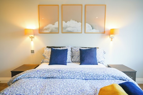 2 bedrooms, iron/ironing board, WiFi, bed sheets. Two Bedroom Apartment with Balcony opposite Osterly Park.