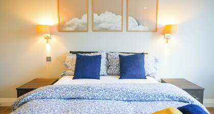 Two Bedroom Apartment with Balcony opposite Osterly Park.