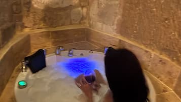 Deluxe Double Room, Courtyard View | Jetted tub