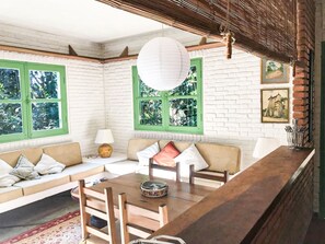 Chalet | Woonruimte | Een 40-inch televisie met kabelzenders