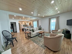 TV - Bryson City Bungalow (Bryson City)