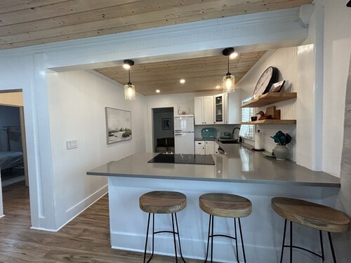 Bryson City Bungalow- Adorable Farmhouse seconds from the Train Depo in Bryson City, NC