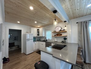 Réfrigérateur, four à micro-ondes, un four, surface de cuisson