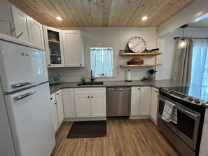 Kjøleskap, mikrobølgeovn, ovn og kokeplater