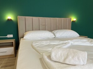 3 bedrooms, desk, iron/ironing board, WiFi