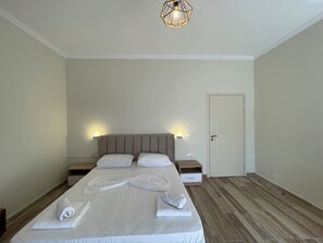 3 Schlafzimmer, Schreibtisch, Bügeleisen/Bügelbrett, WLAN
