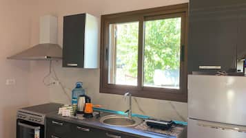 Fridge, oven, stovetop, electric kettle