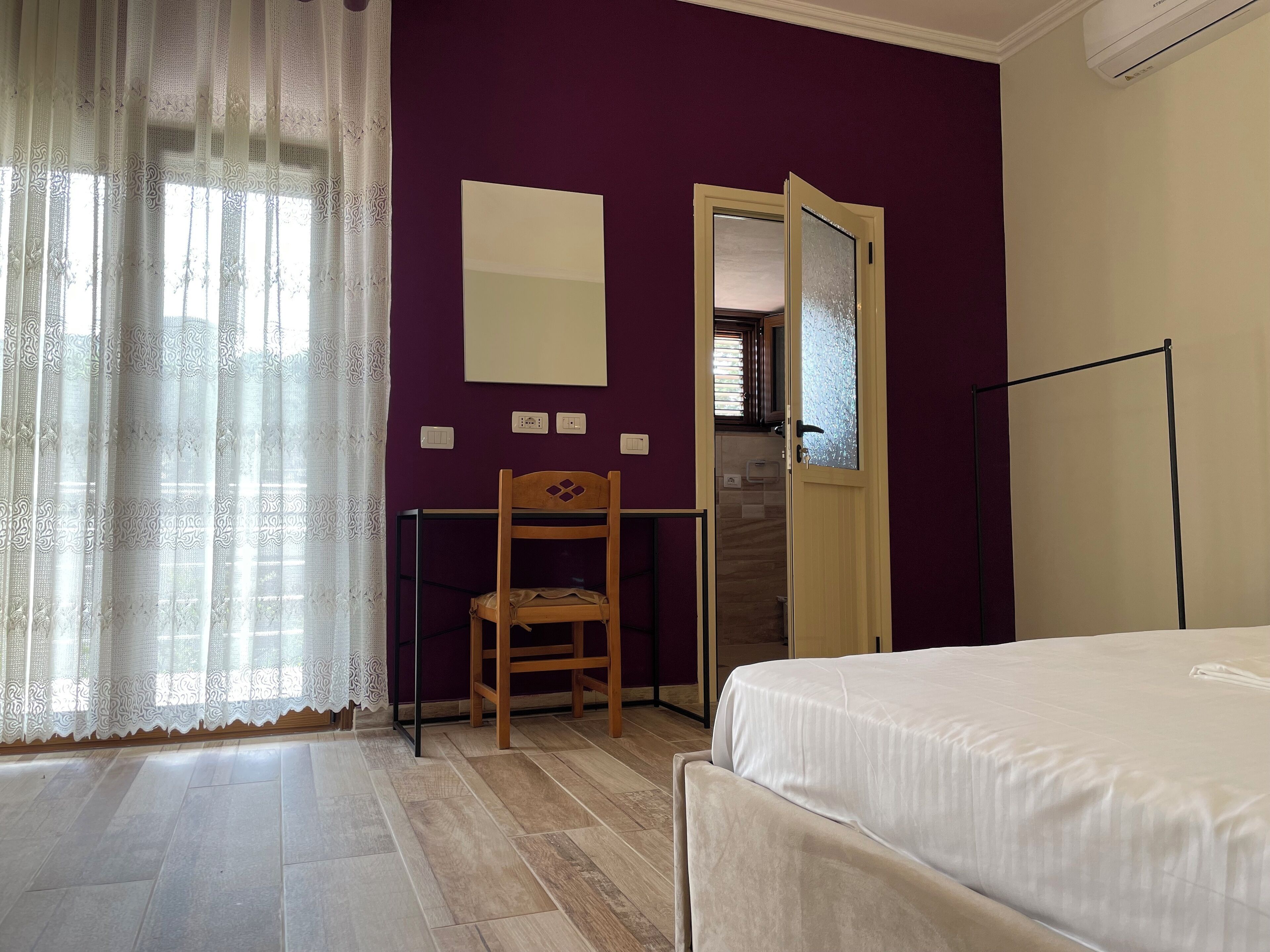 3 habitaciones, escritorio, tabla de planchar con plancha y wifi 